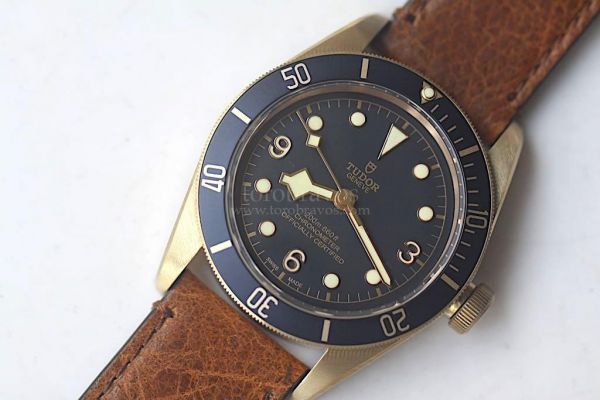 Heritage Black Bay Bronze Blue Dial Brown Leather XF A2824 (Free Nato Strap)